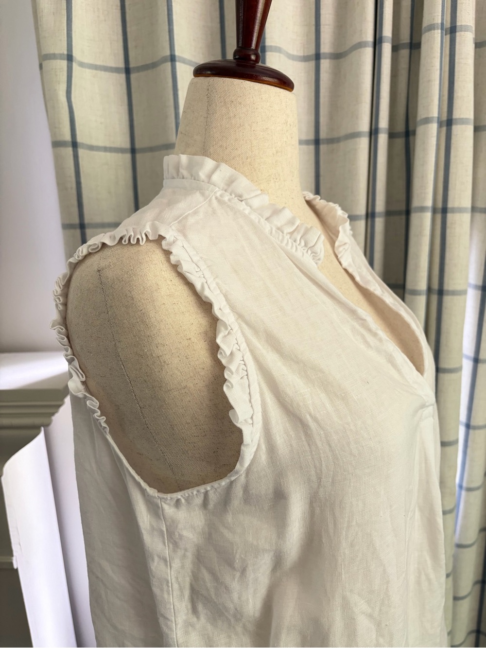Linen For Cynthia V-neck Ruffle Sleevless Tunic Top - Picture 11 of 11